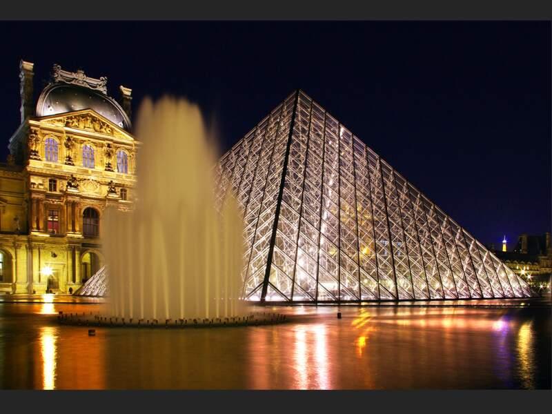 Le Louvre et sa pyramide, à Paris